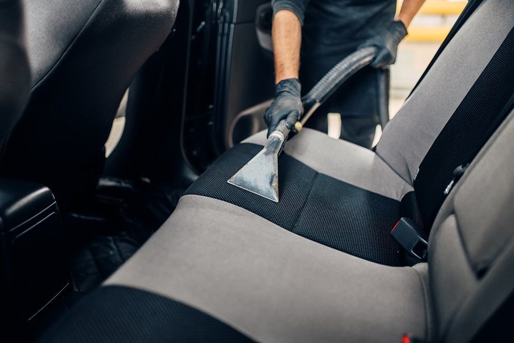 Sanificazione sedili di un'auto