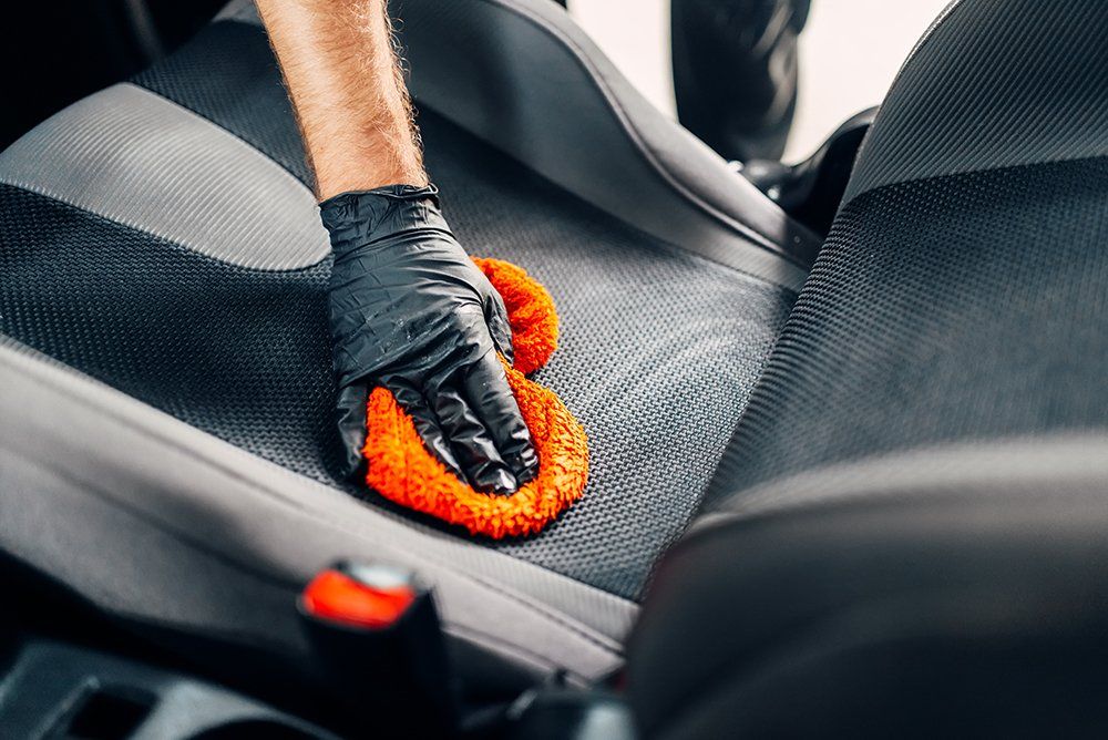 Trattamento polish per interni di un'auto