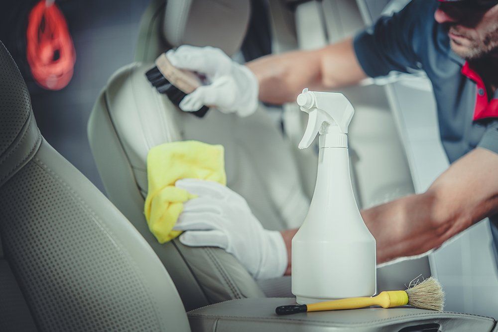 Pulizia e trattamento interni auto