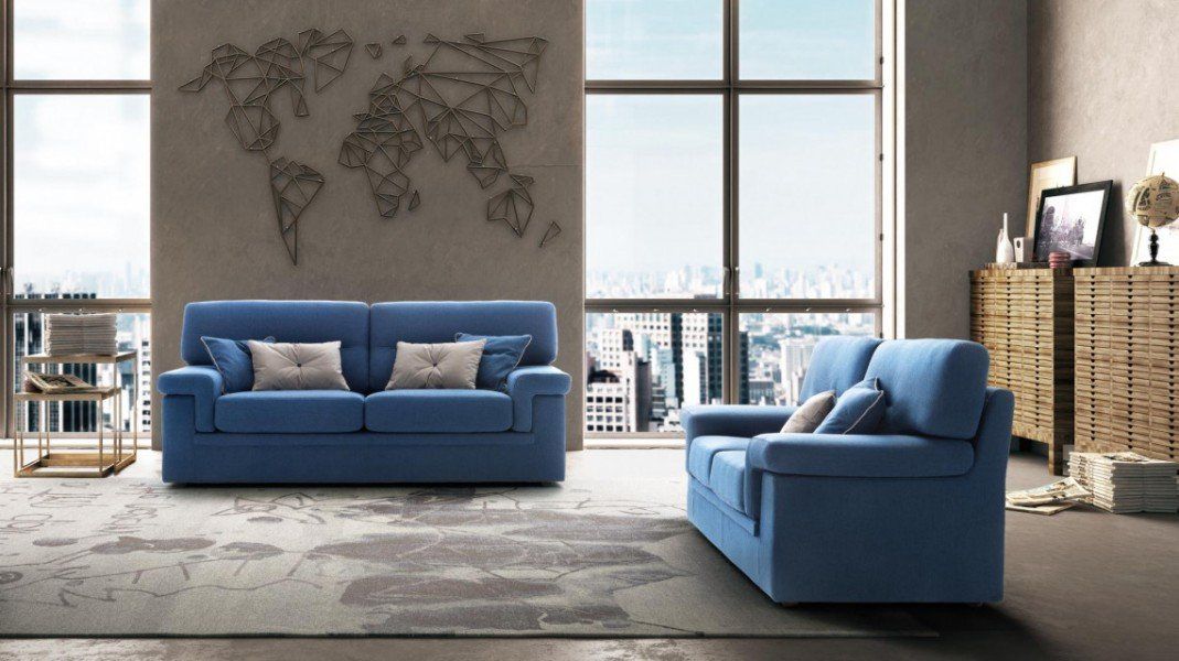 Soggiorno con divani blu