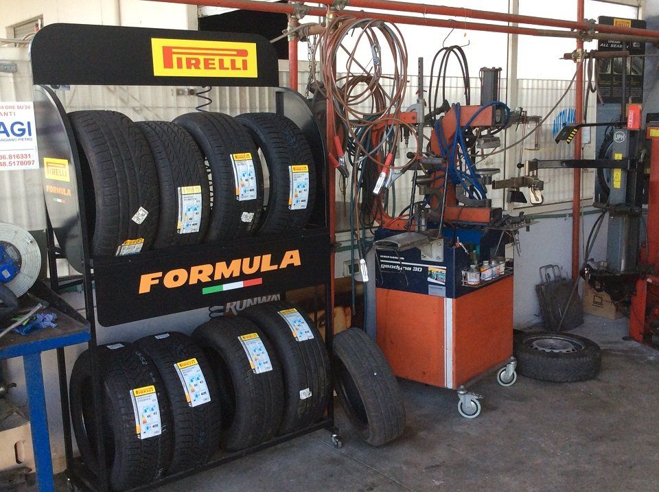 esposizione gomme auto nuove