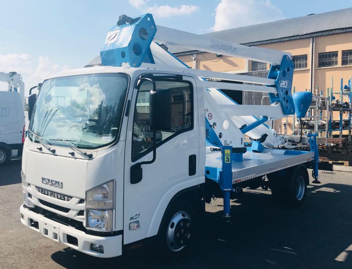 Camion con piattaforma aerea