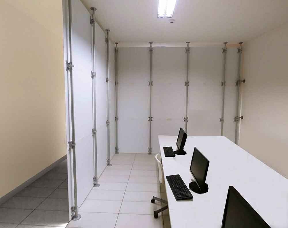 parete divisoria lineare a soffitto a pannelli bianchi coprenti