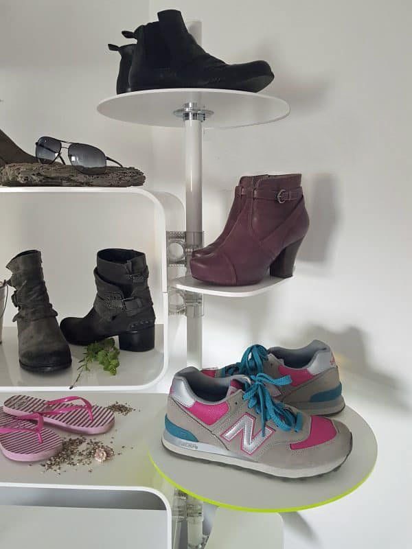 scaffalatura con mensole a sbalzo laterali per esposizione scarpe e accessori componibile