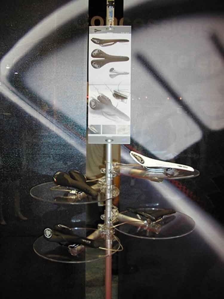 Espositore totem con mensole componibili per negozi e vetrine