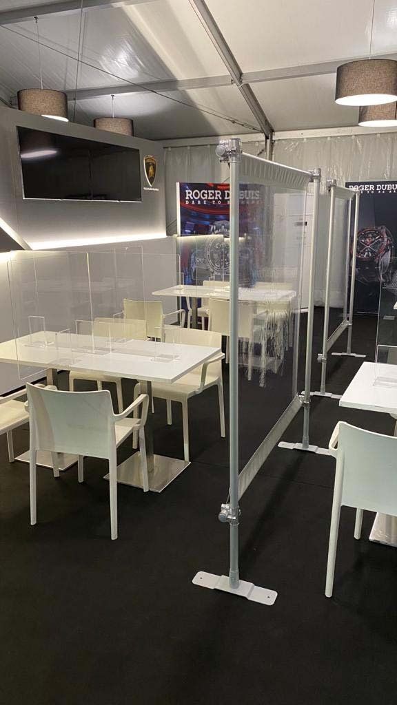 Pannello divisorio mobile trasparente per dividere tavoli nell'area ristorante