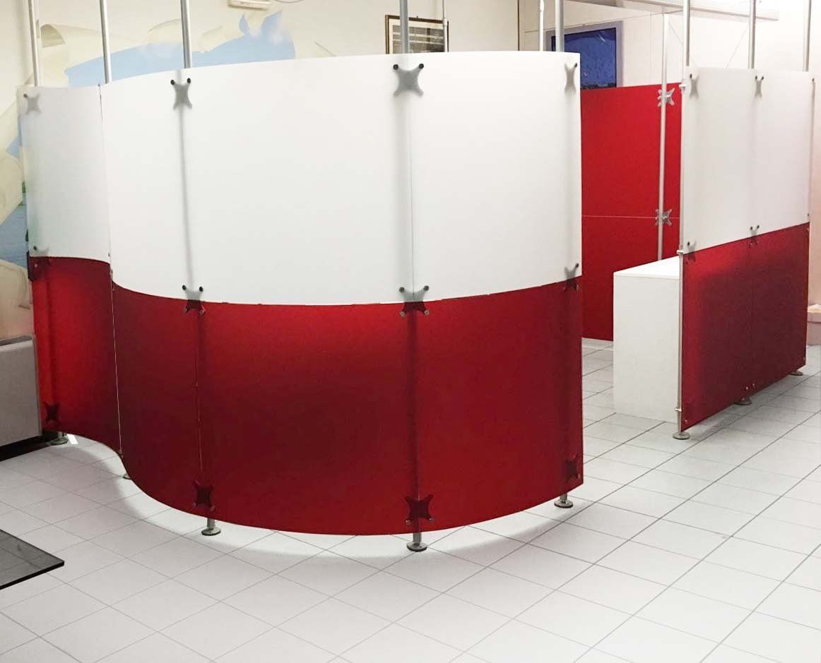 parete divisoria curva telescopica composta a cabina colore rosso e bianco