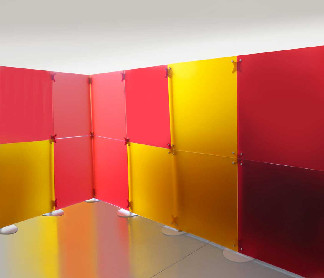 pareti divisorie 'a cabina' colorati a pannelli componibili