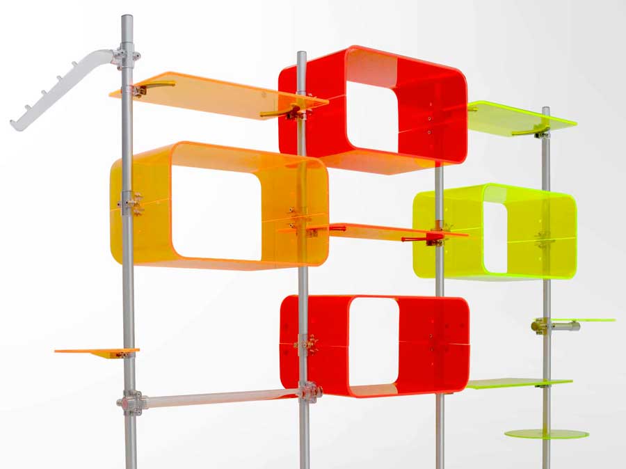 sistema per arredamento negozi con mensole colorate componibili