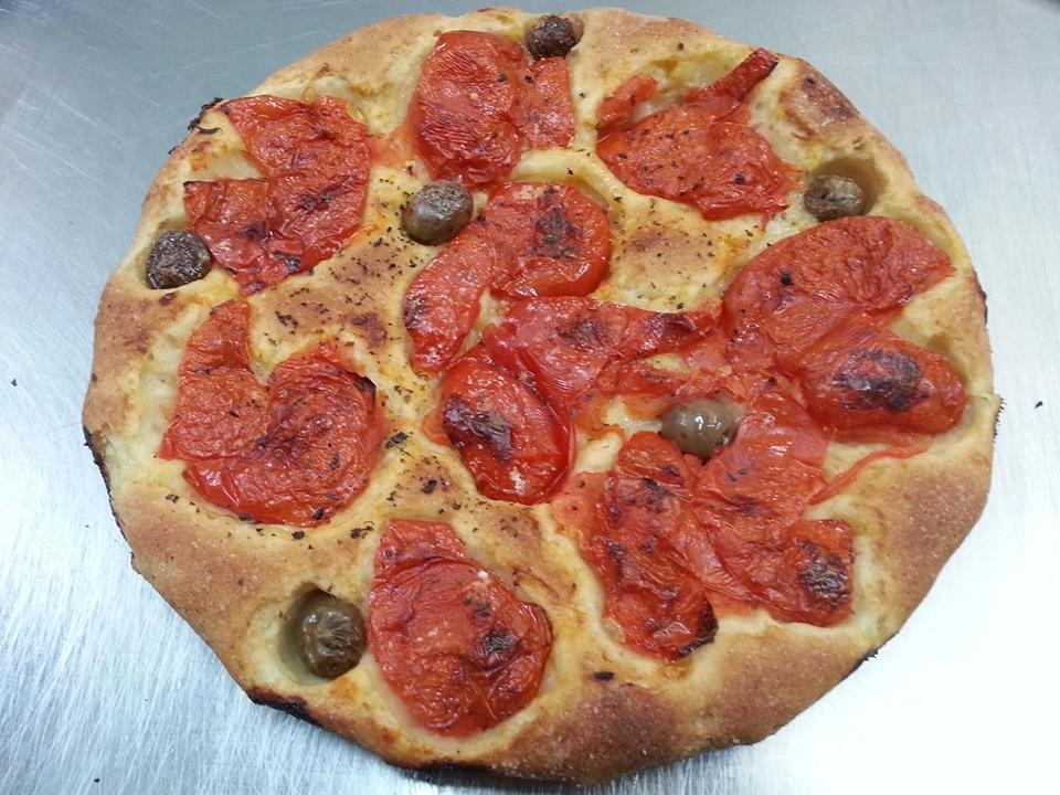 una focaccia con pomodori freschi