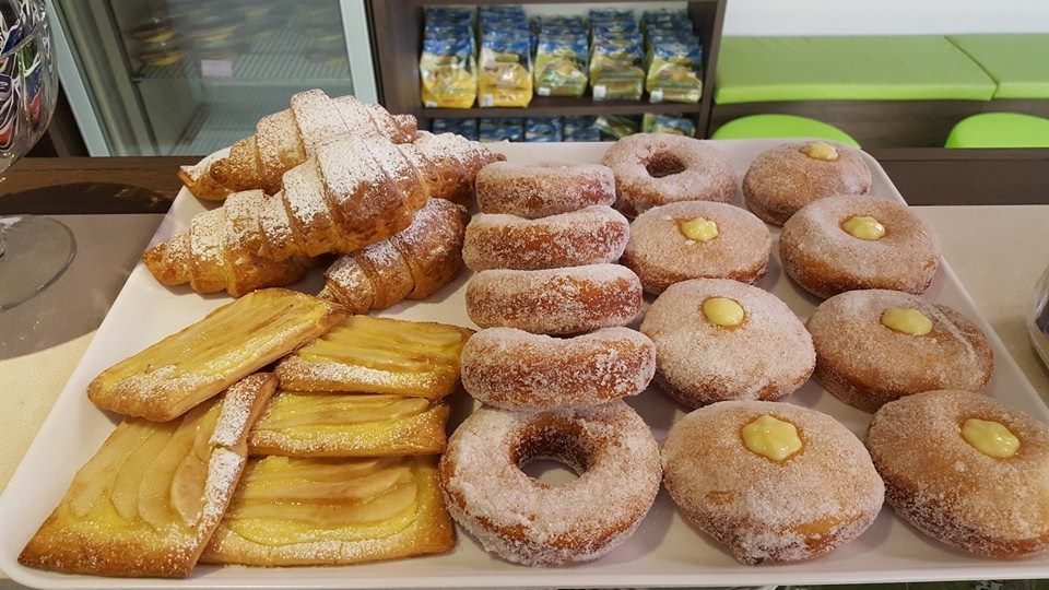 krapfen,ciambelle,brioches e sfogliatine alla crema pasticcera