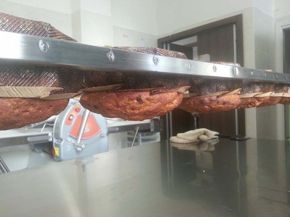 dei panettoni in un macchinario