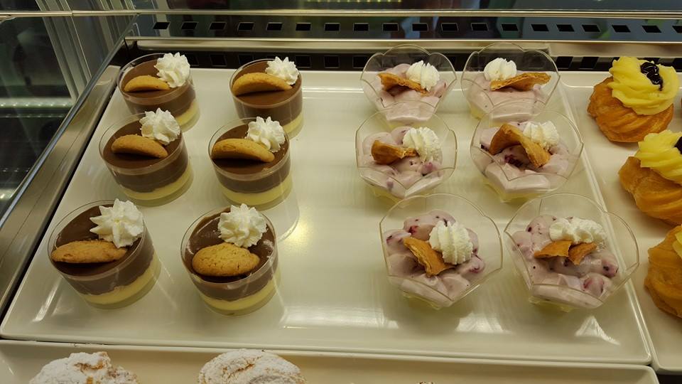 dei dessert al cioccolato  e alla panna con dei biscotti