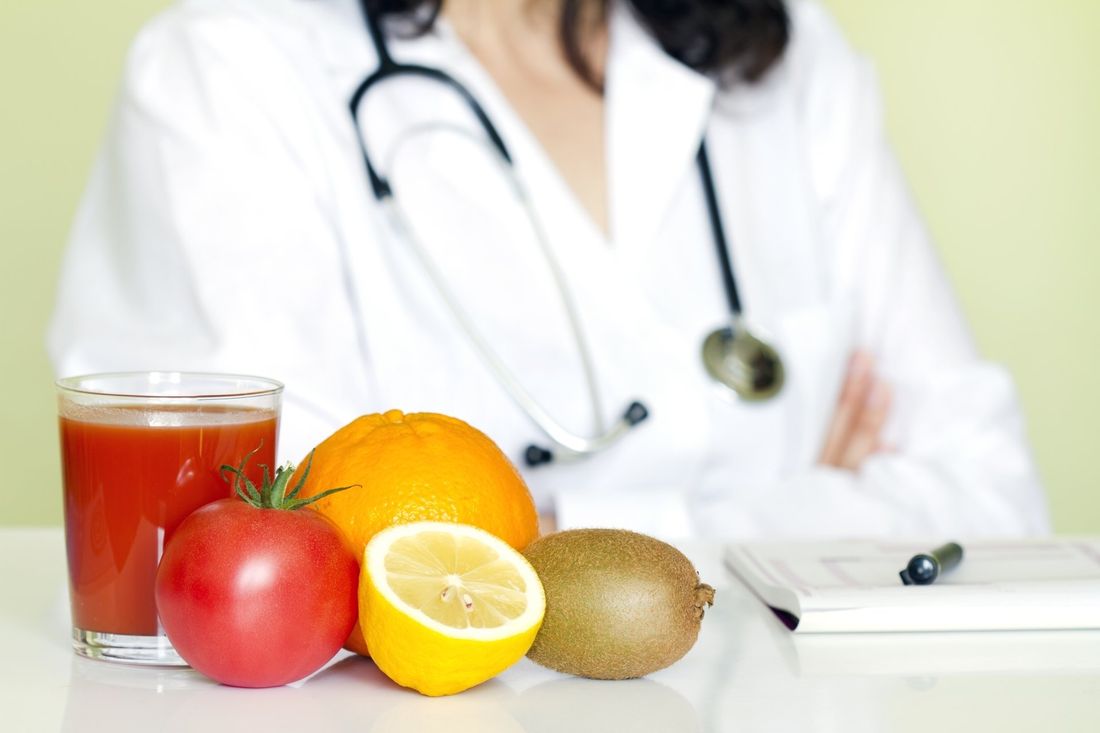 frutta e dottoressa di sfondo