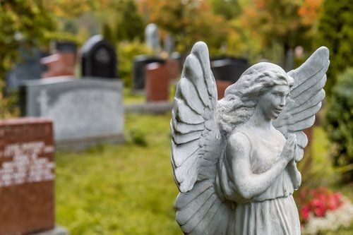 Statua funeraria in un cimitero