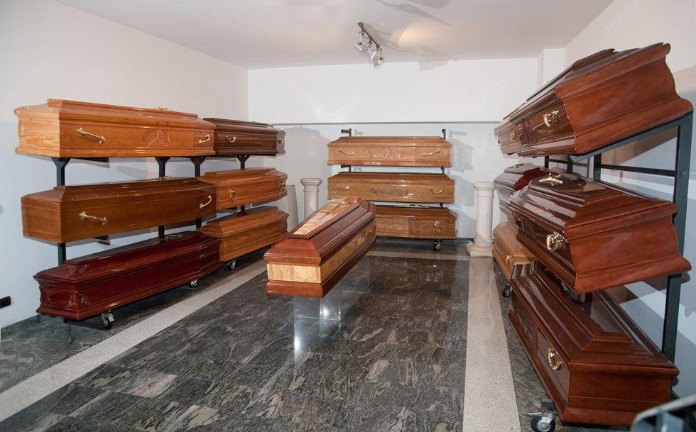 Spazio espositivo dell'agenzia funebre con feretri