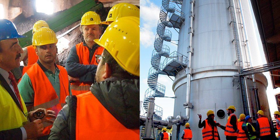Instructor explains the processes of the municipal waste plant. – In front of the vertical digester of the municipal food-waste plant, Leonberg.