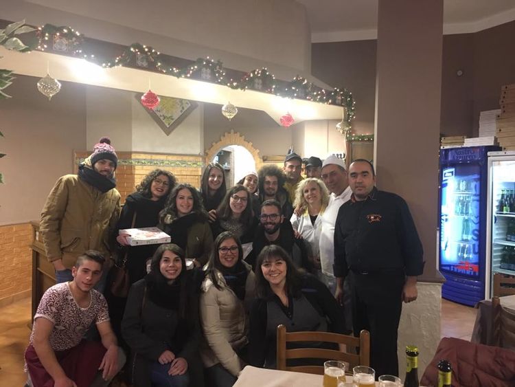 Ristorante siciliano pizzaiolo inforna una pizza
