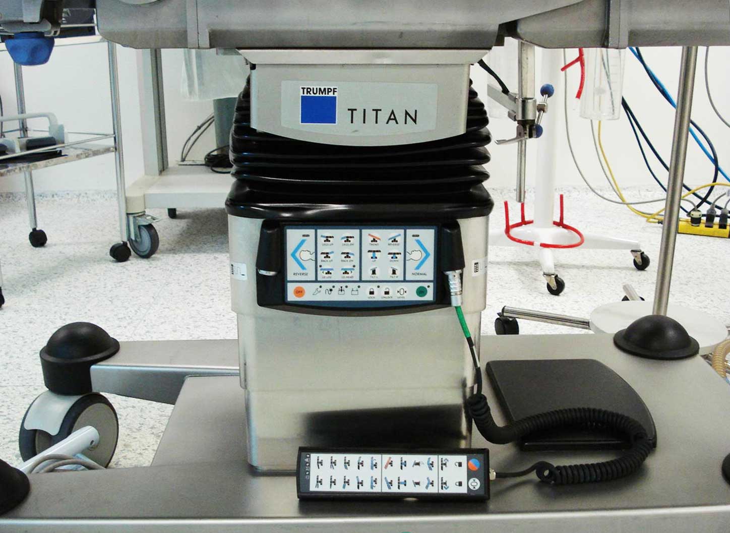 Una mesa de operaciones con el logo de un titán