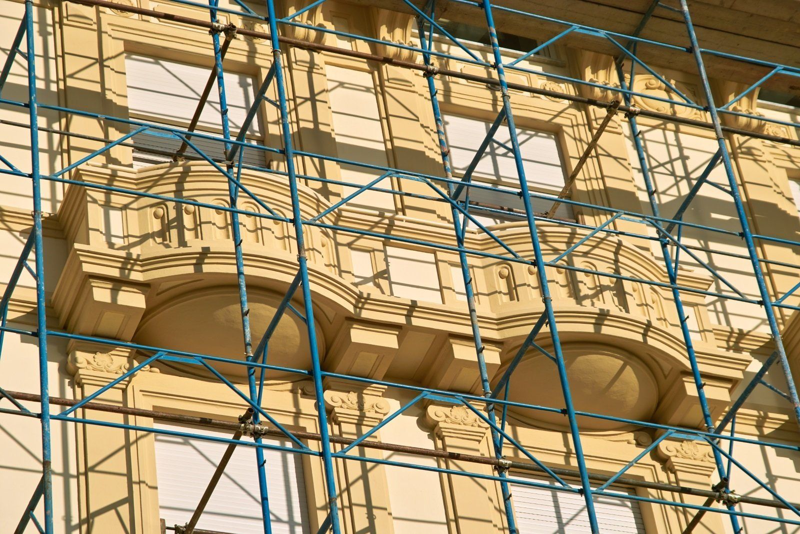 dettaglio impalcatura su balconata
