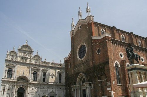 facciata di chiesa con rosone centrale