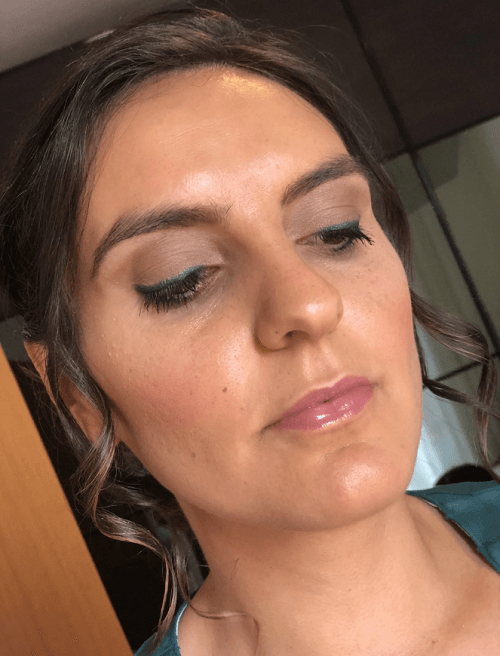 trucco leggero per cliente del salone
