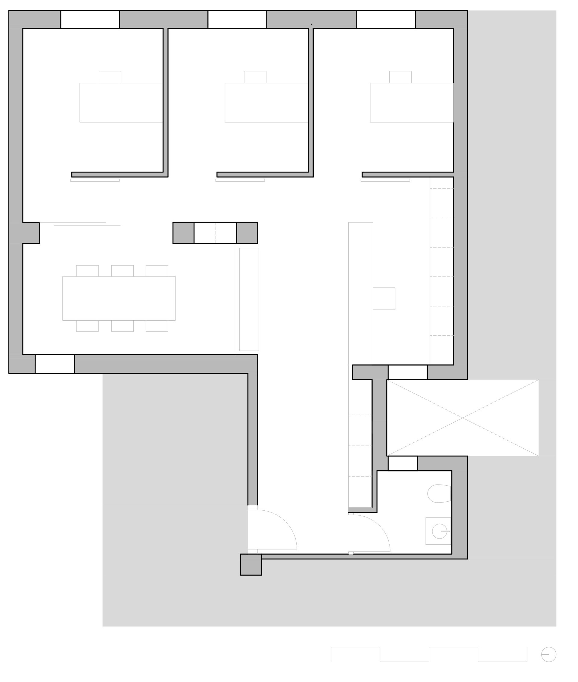 Plano de una casa en blanco y negro con varias habitaciones y un pasillo estrecho.