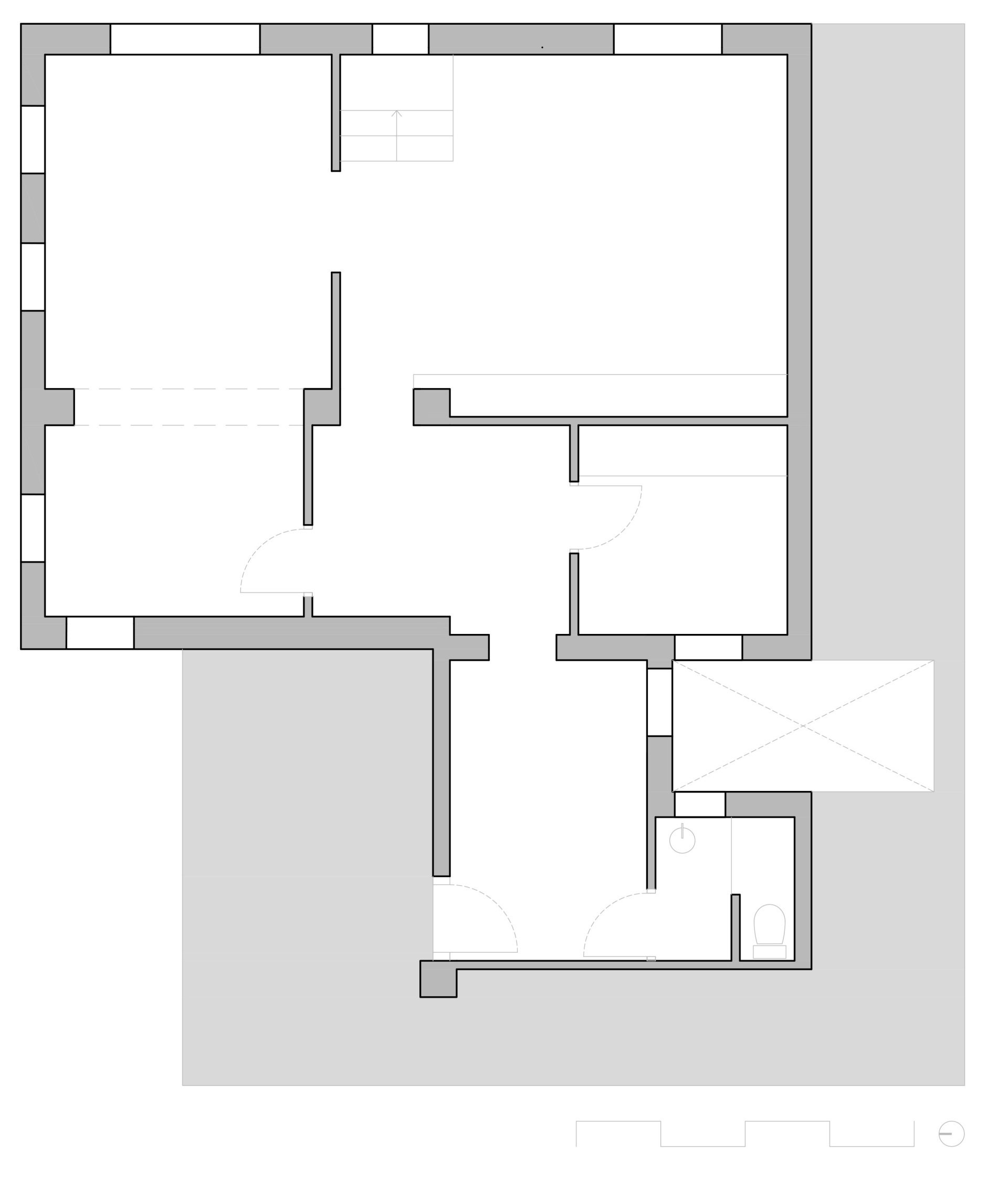 Plano arquitectónico blanco con habitaciones, pasillos y áreas exteriores sombreadas en gris.