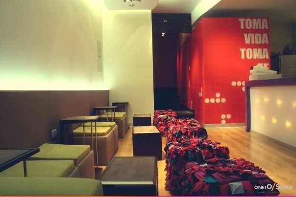 Una habitación con una pared roja que dice toma vida toma