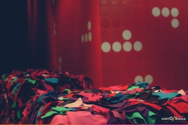 Un montón de ropa de colores está sobre una cama.