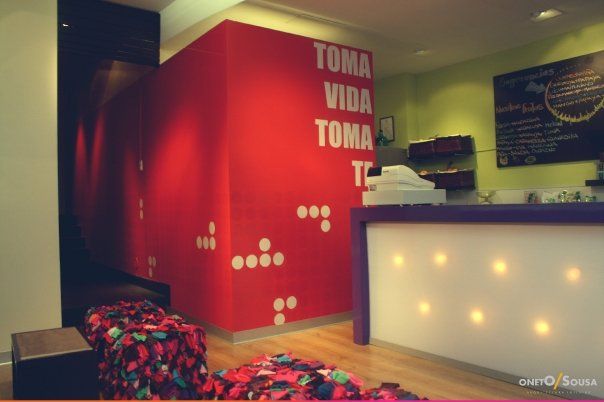 Una pared roja con las palabras toma vida toma escritas en ella
