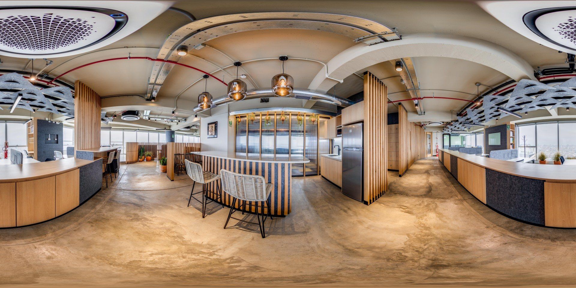 Una vista de 360 grados de un restaurante con mesas y sillas.