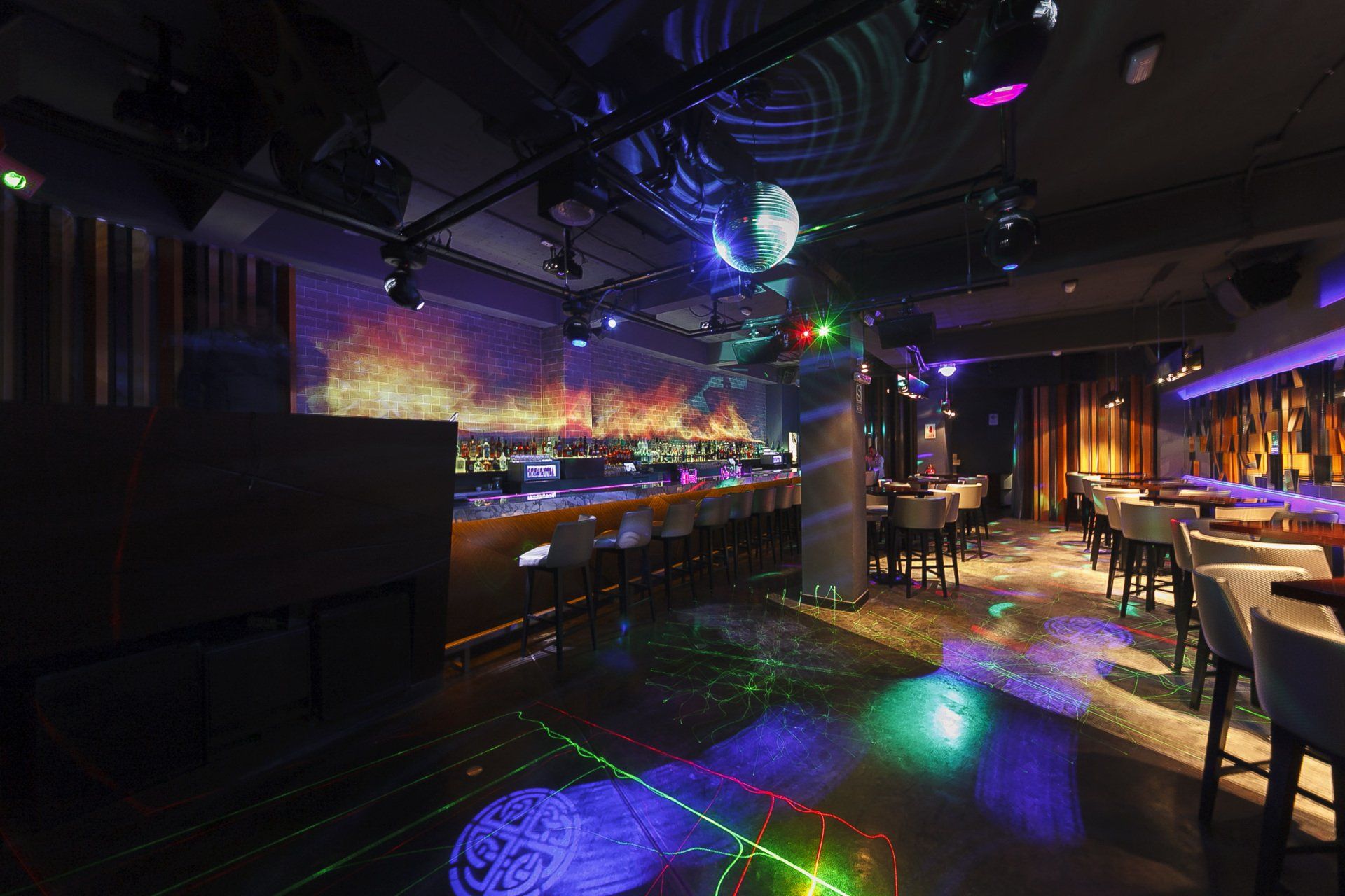 Hay una bola de discoteca en el medio de la habitación.
