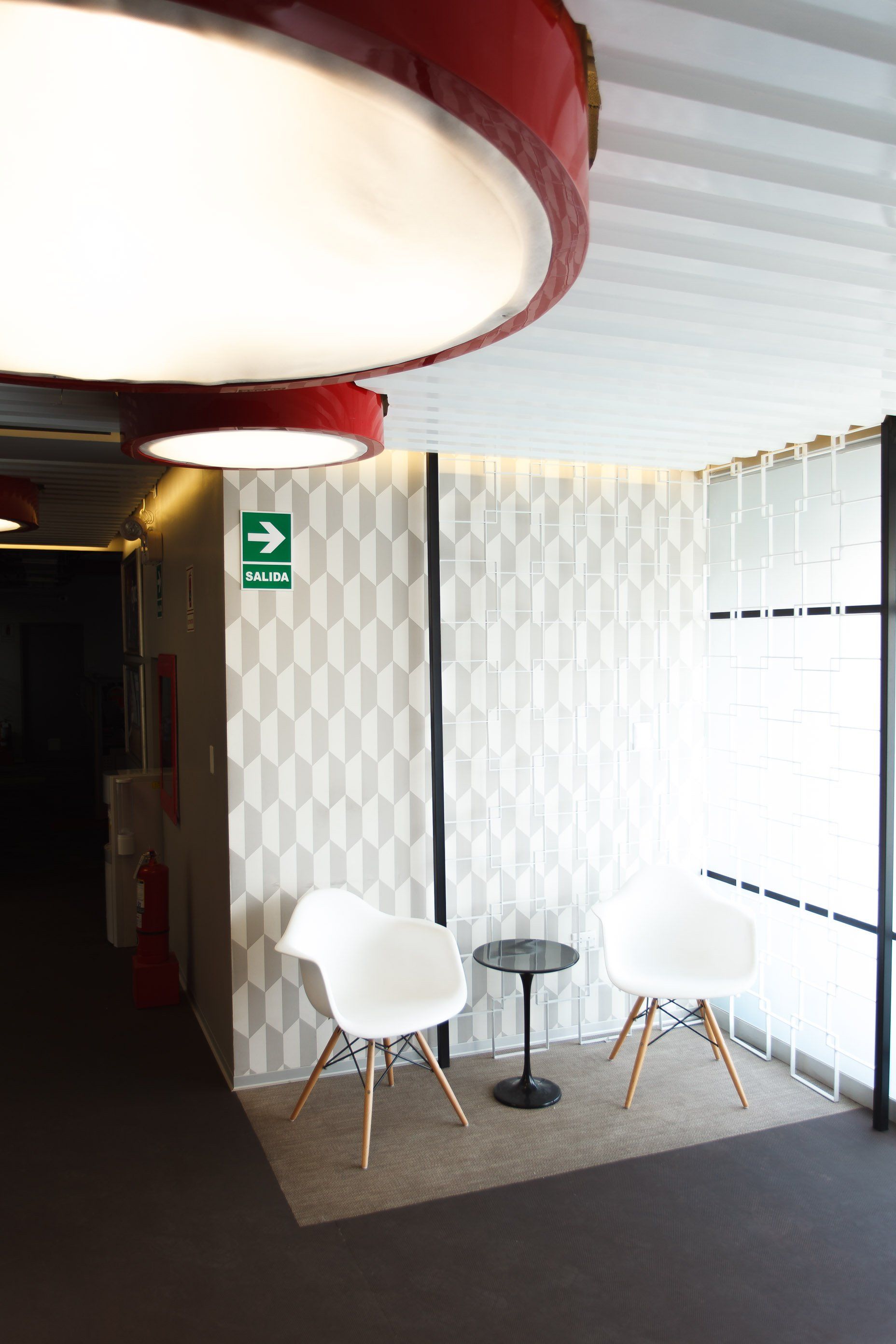 Una sala de espera con dos sillas y una mesa.