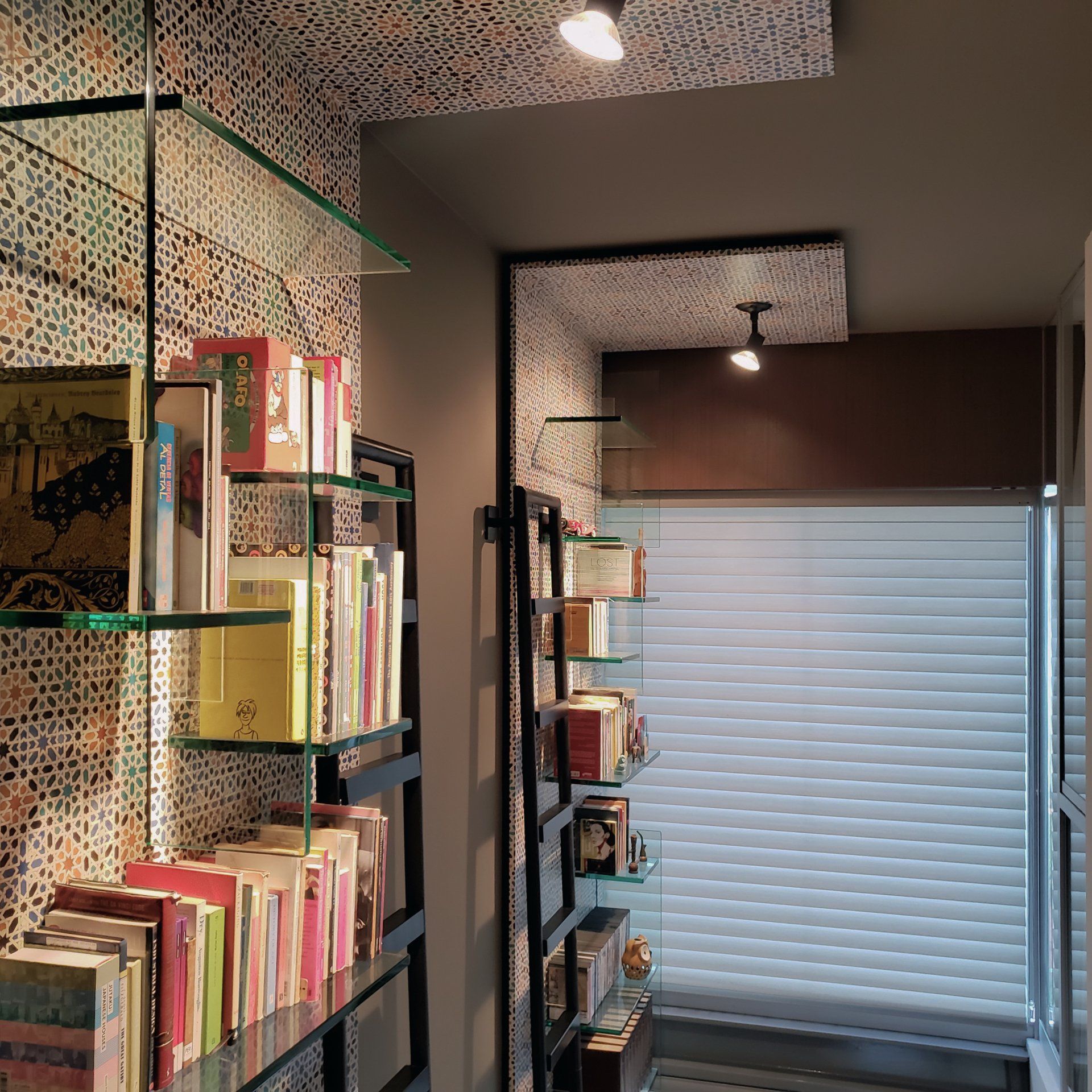 Un pasillo con estantes llenos de libros, incluido uno que dice 