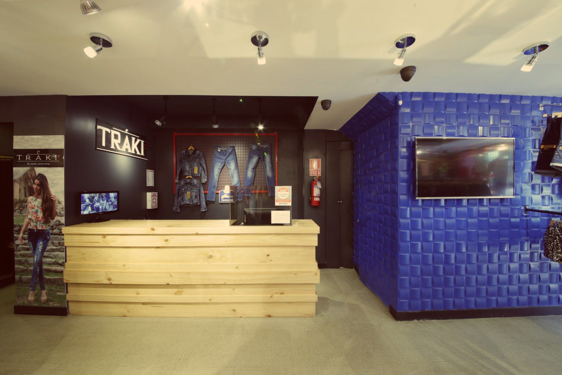 Un mostrador de madera frente a una pared azul con la palabra trak escrita en él.