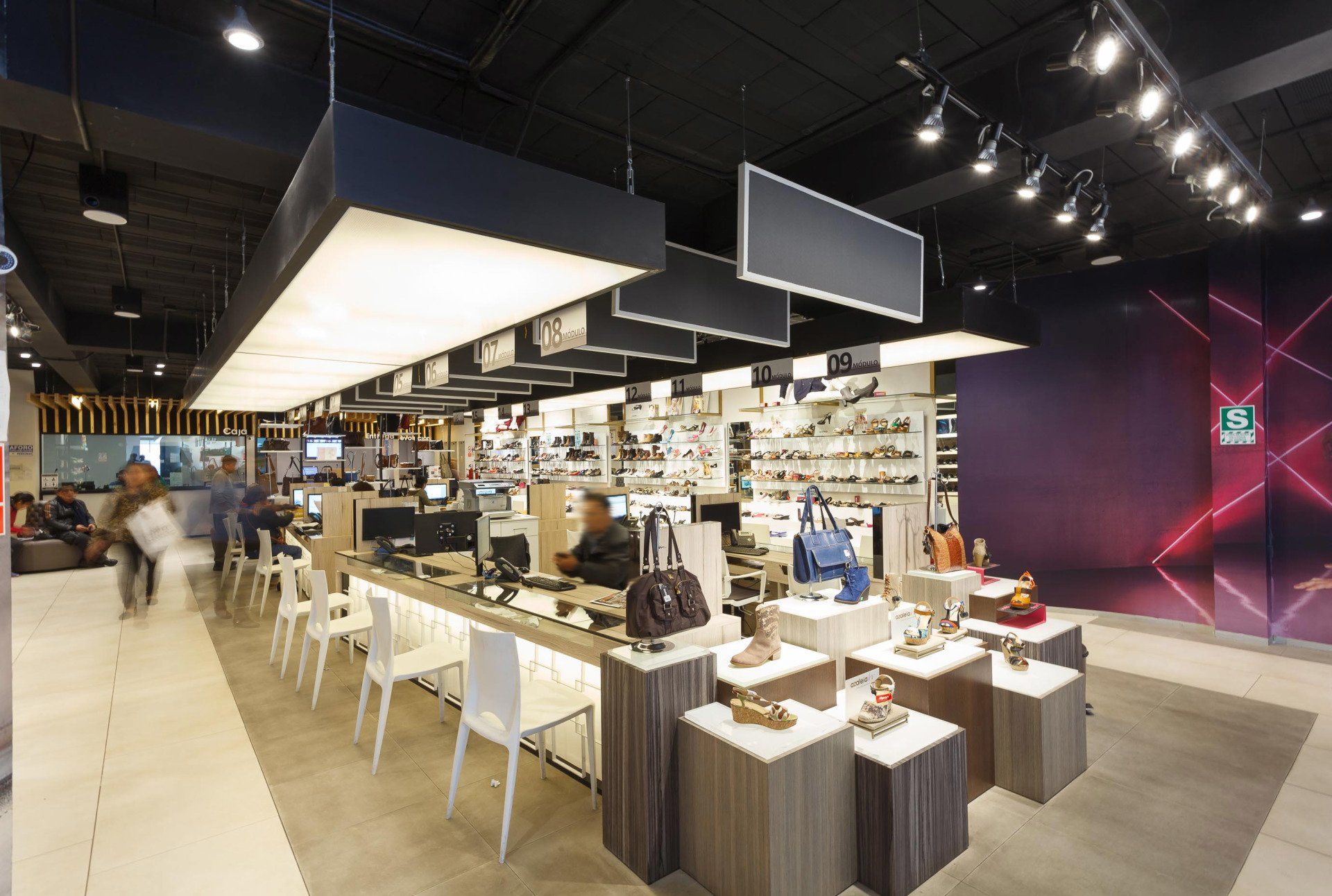 Una tienda llena de zapatos y bolsos.