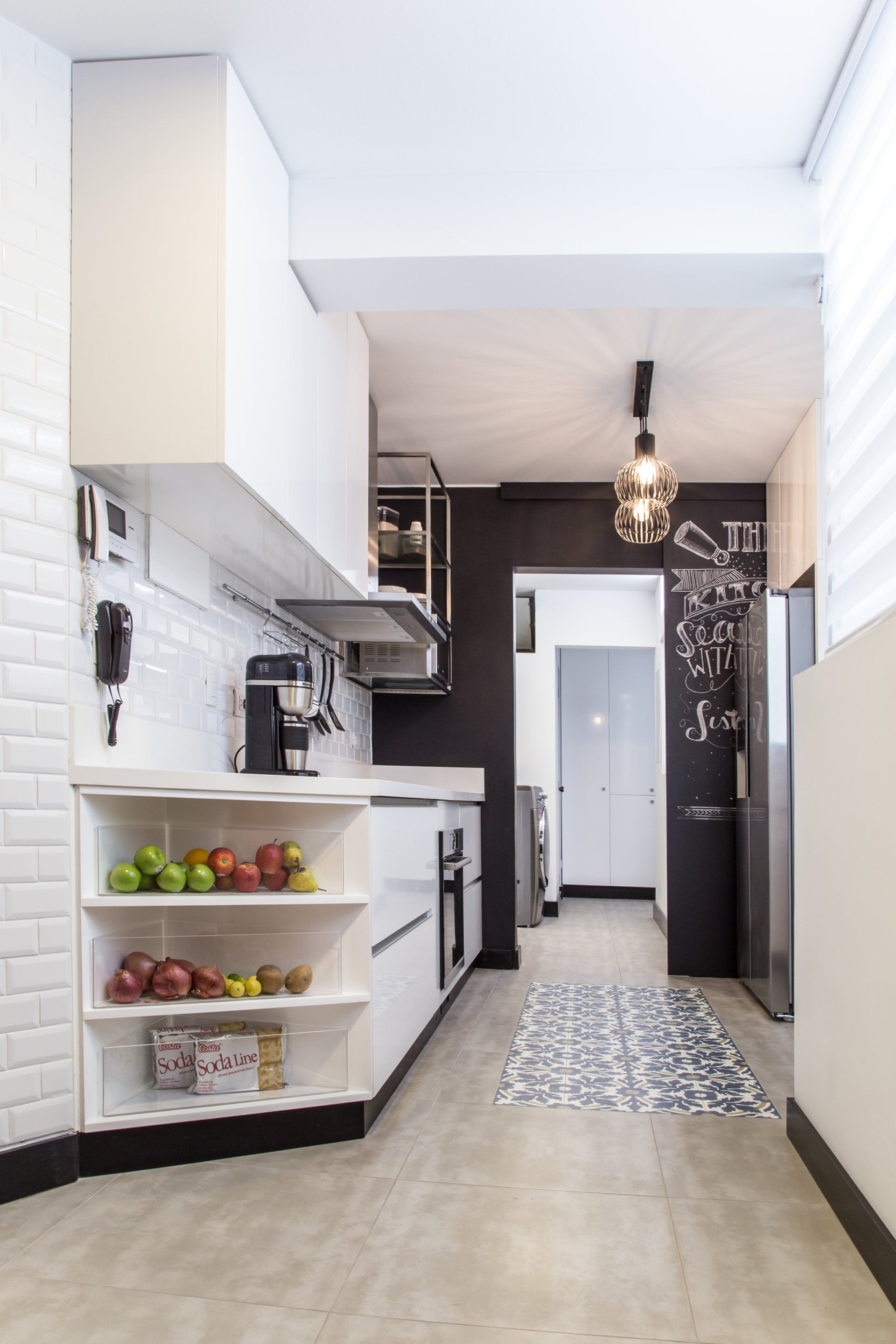 Una cocina con una pizarra en la pared y una pizarra en el suelo.