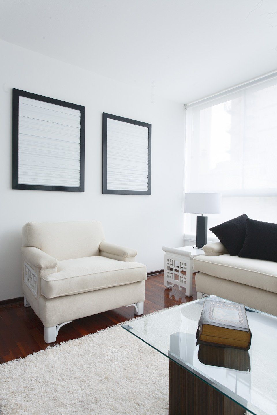Una sala de estar con un sofá, una silla y una mesa de café.