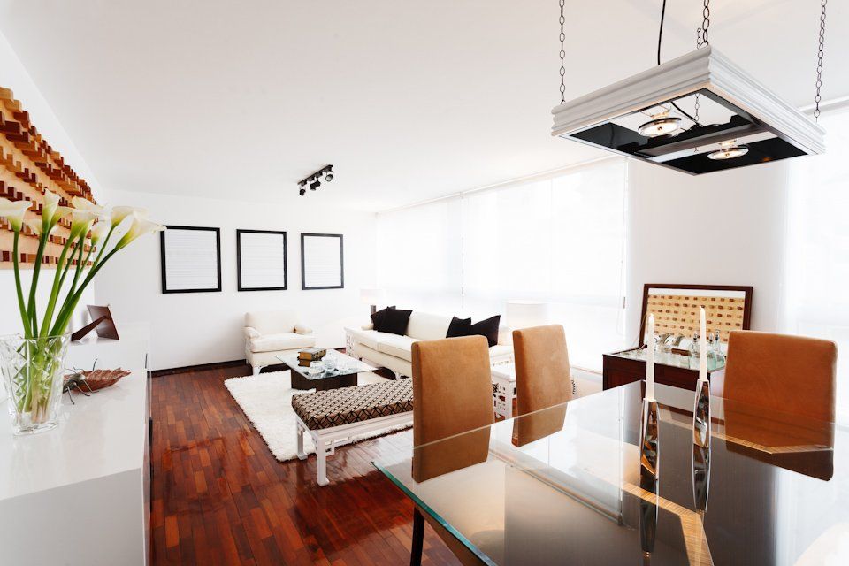 Una sala de estar con mesa de comedor y sillas.