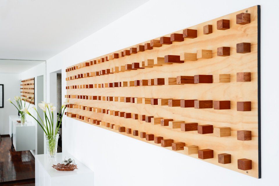 Una pared con una hilera de bloques de madera sobre ella.