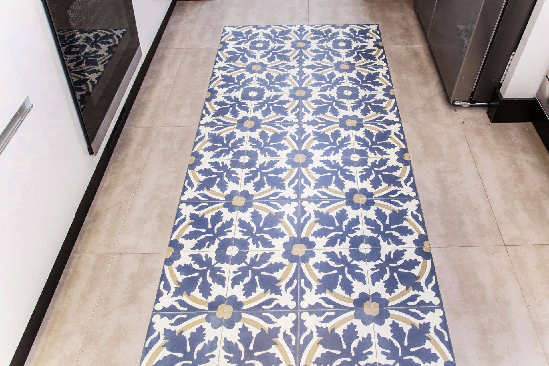 Una cocina con suelo de baldosas azules y blancas con estampado floral.