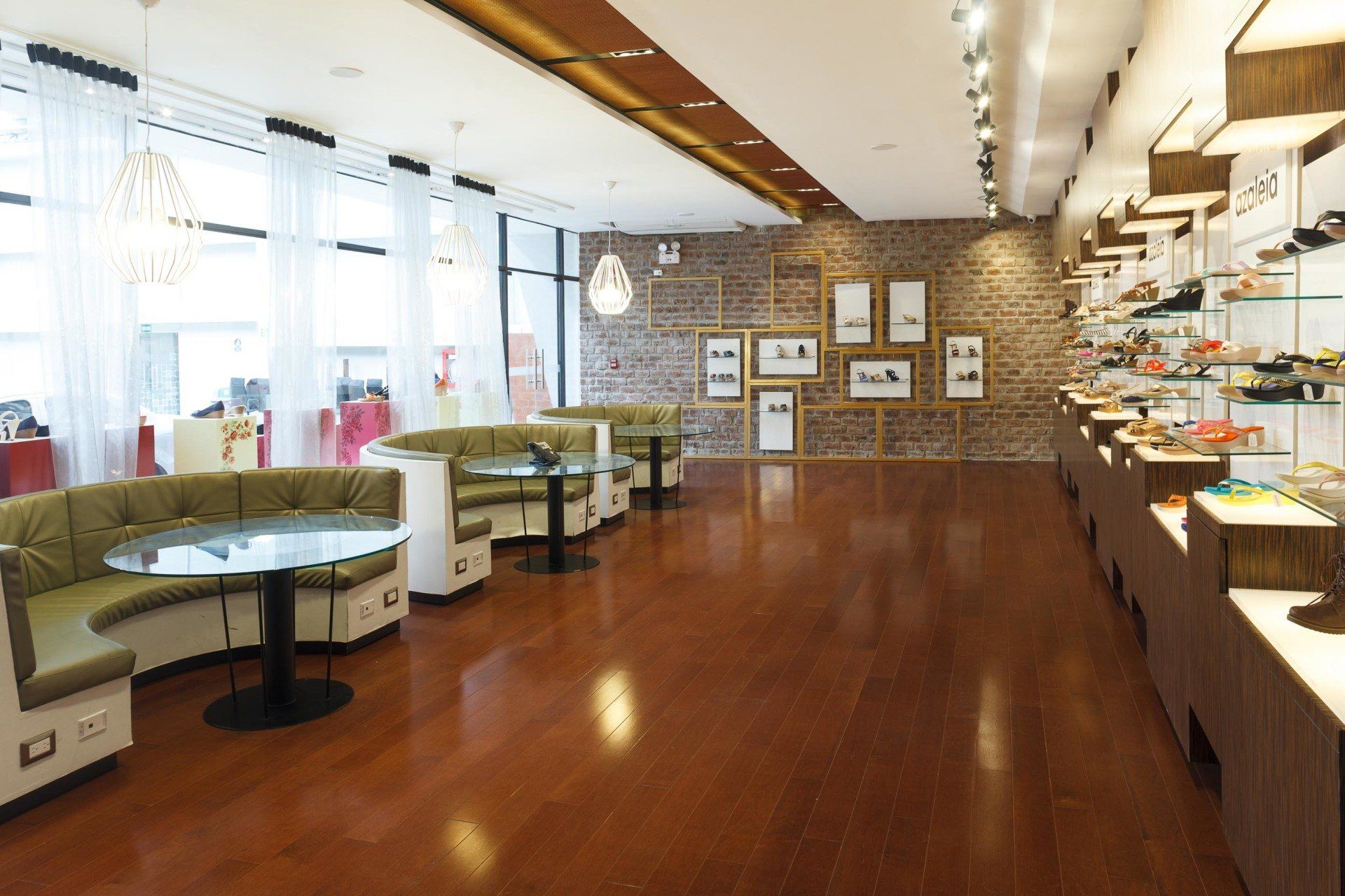 Una sala grande con mesas y bancos en un restaurante.