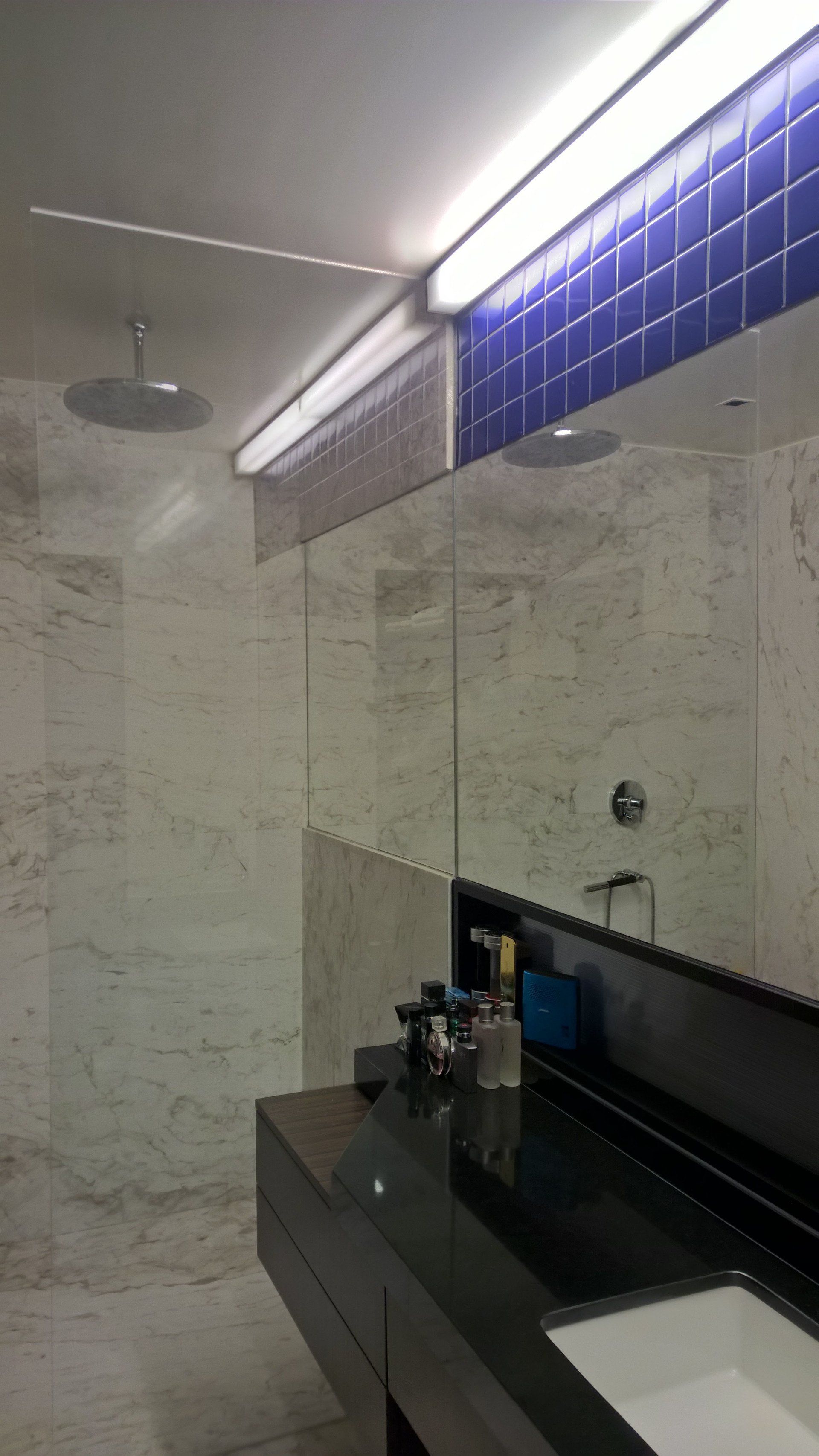 Un baño con lavabo, espejo y ducha.