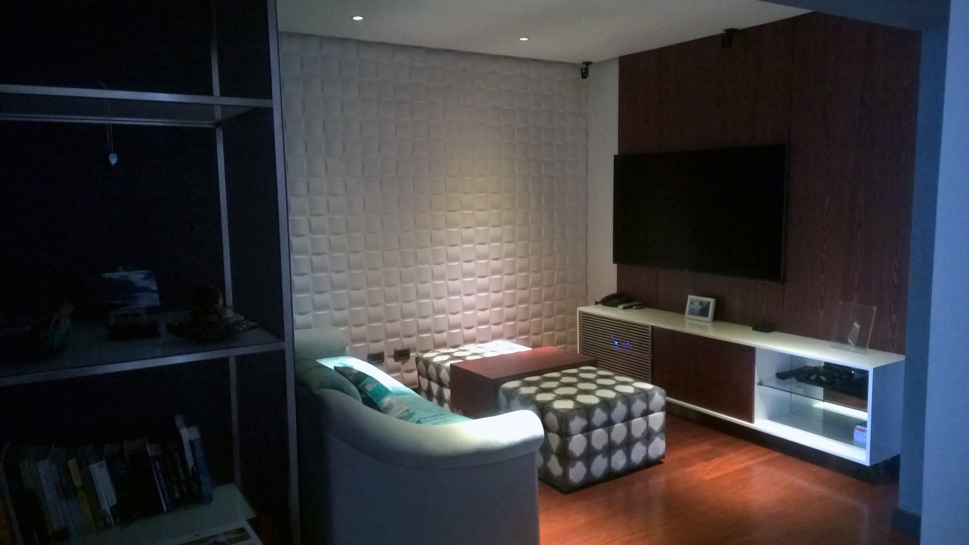 Una sala de estar con un sofá y un televisor de pantalla plana.