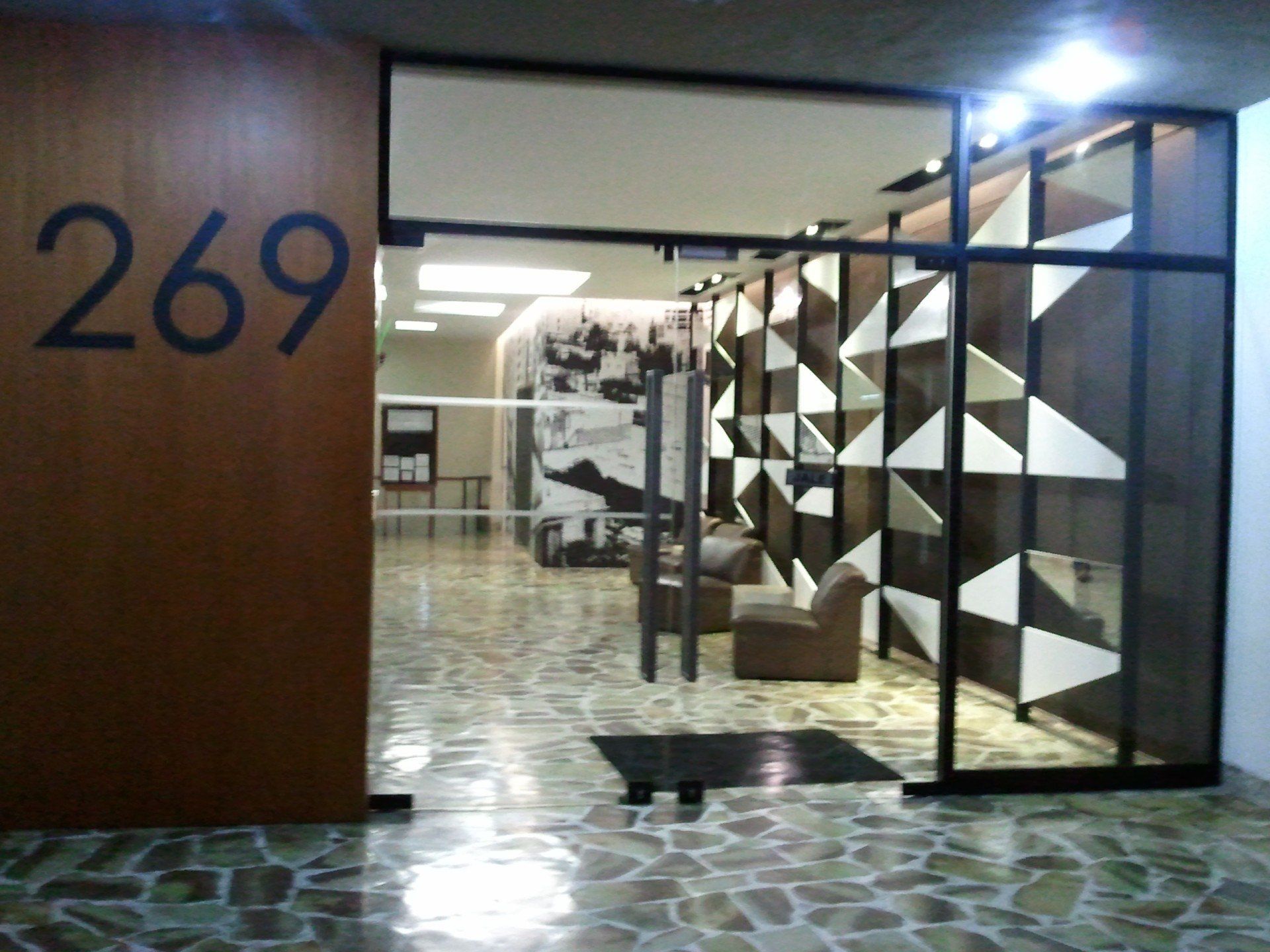 Un edificio con el número 269.