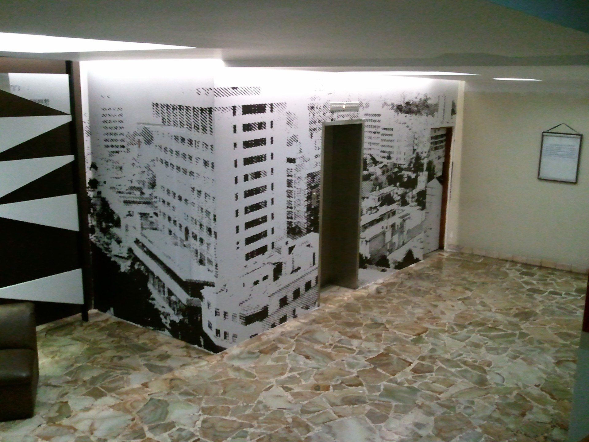 Un pasillo con una imagen de una ciudad en la pared.