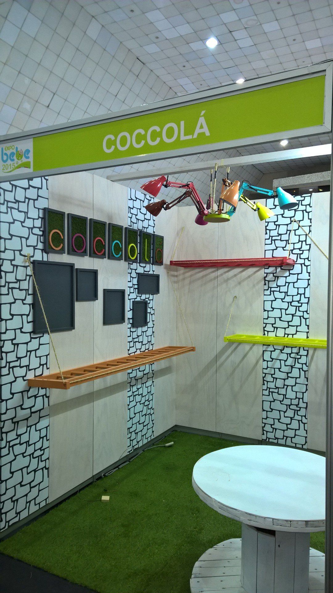 Una habitación con un cartel verde que dice coccola