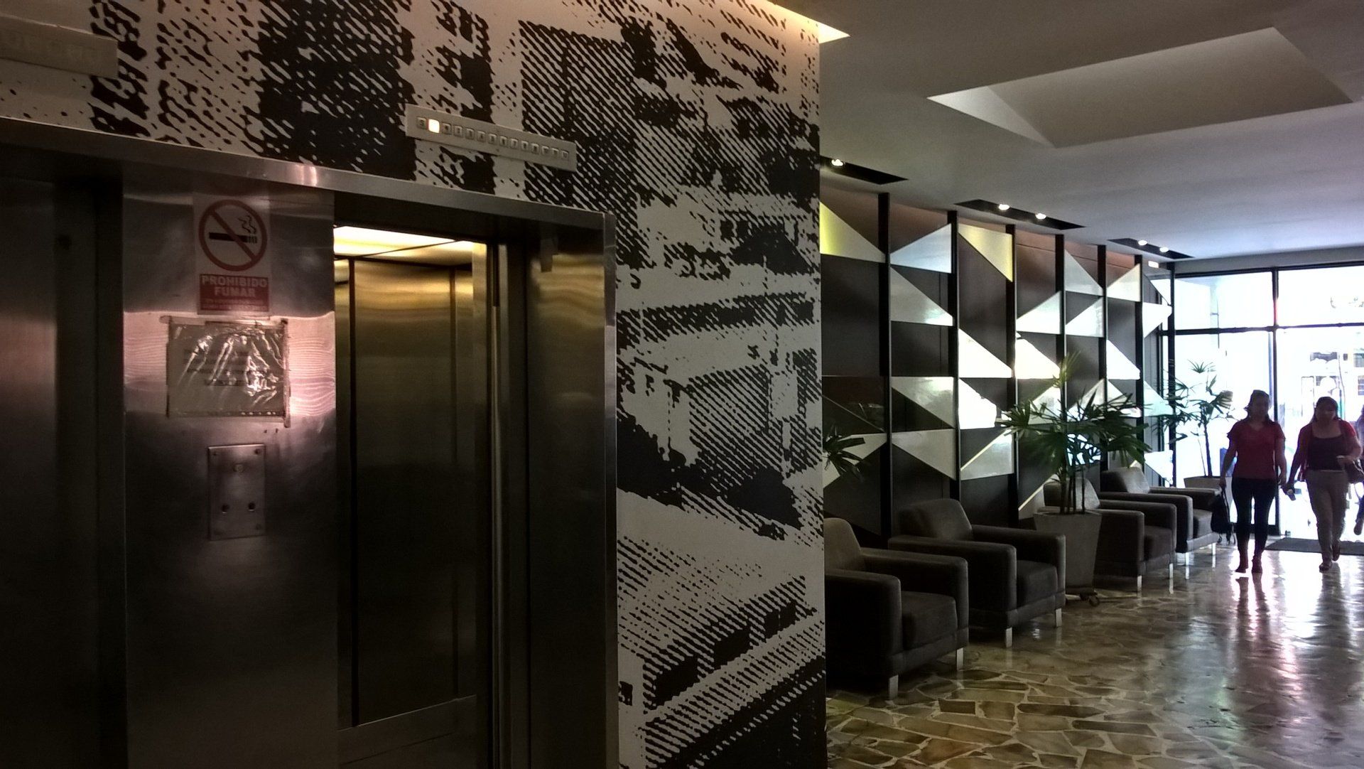 Un grupo de personas camina por el vestíbulo de un hotel.