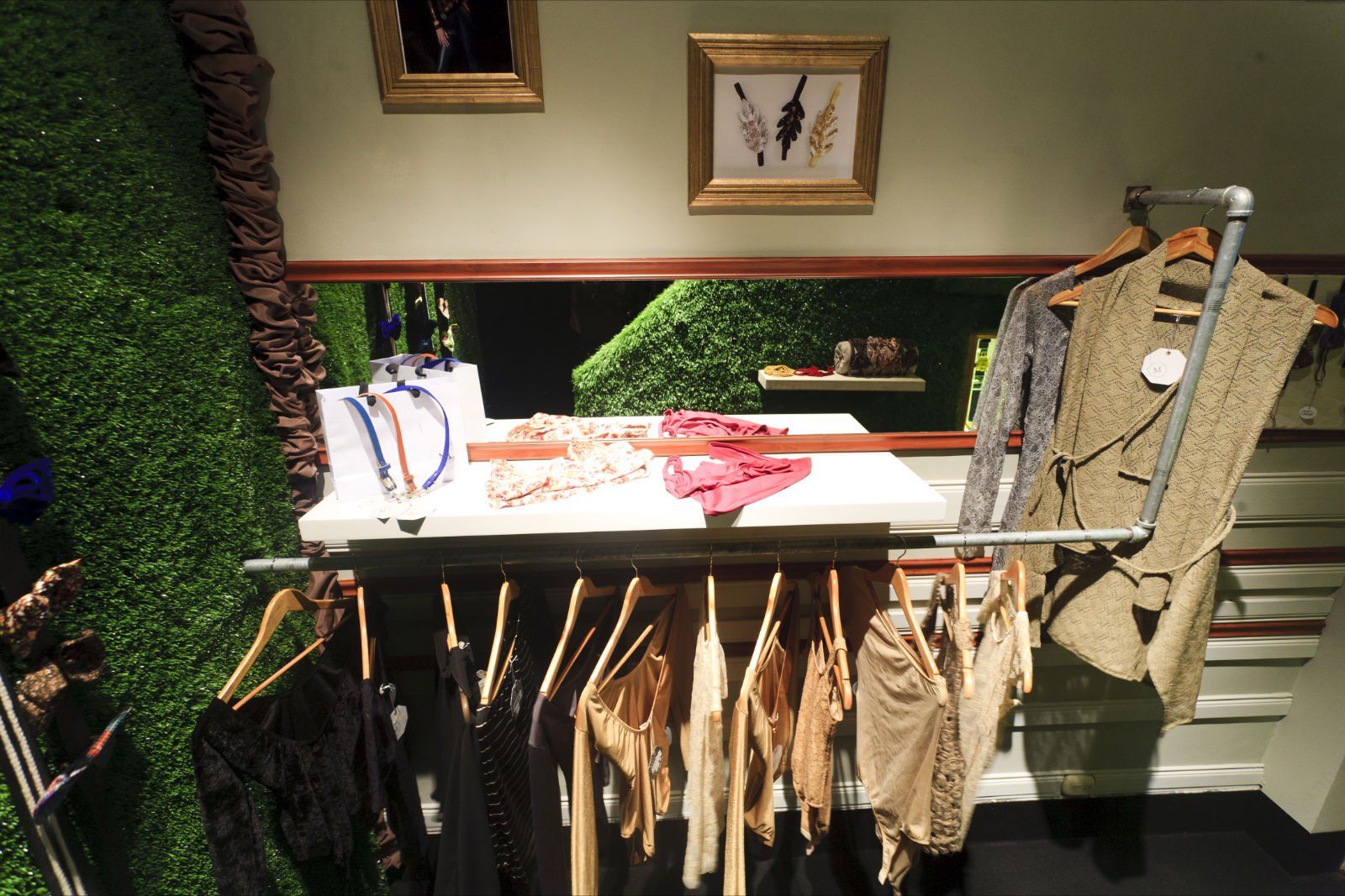 La ropa está colgada en un perchero frente a un espejo.